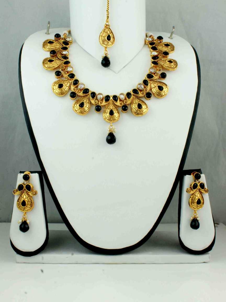 NECKLACE SET WITH MAANG TIKA in CHECKERED POLKI Style | Design - 10692
