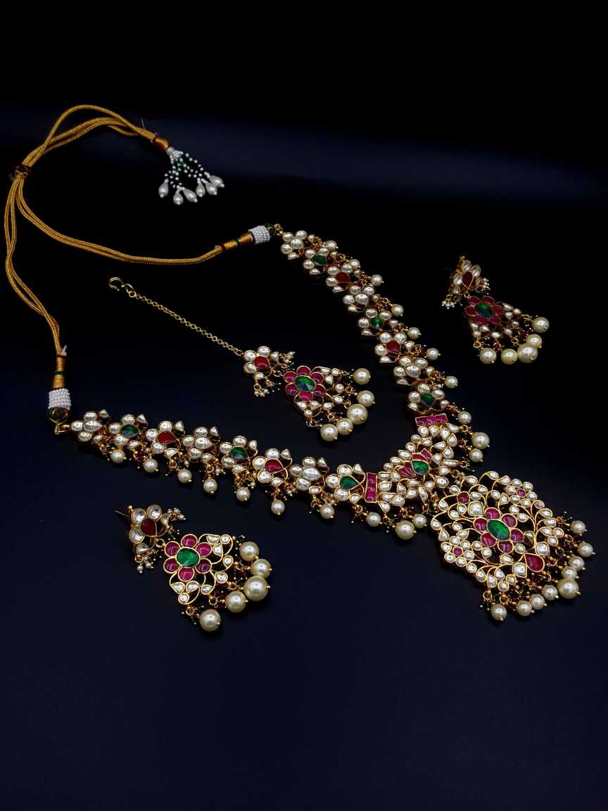 NECKLACE SET WITH MAANG TIKA in JADAU KUNDAN Style | Design - 19409