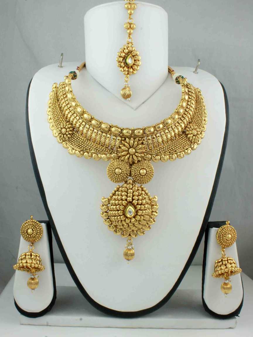 NECKLACE SET WITH MAANG TIKA in GOLD Style | Design - 10781