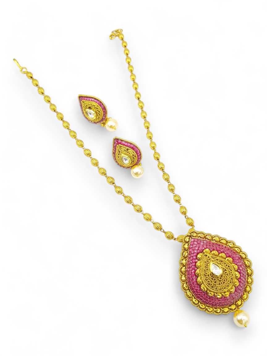 PENDANT SET WITH CHAIN IN CHECKERED POLKI STYLE | DESIGN - 10831