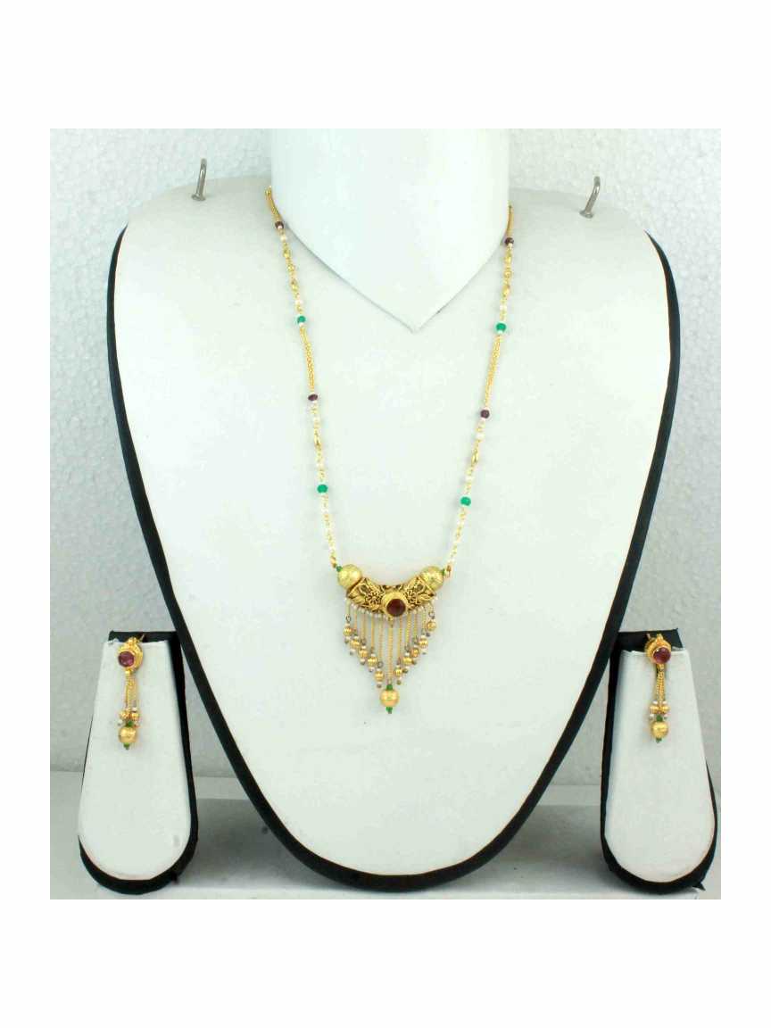 LONG NECKLACE SET WITH PENDANT in JADAU KUNDAN Style | Design - 10997