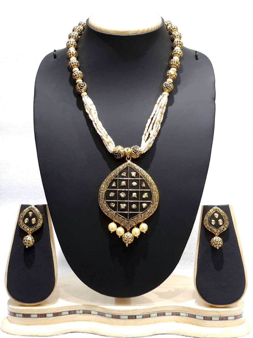 LONG NECKLACE SET WITH PENDANT in JADAU KUNDAN Style | Design - 15021