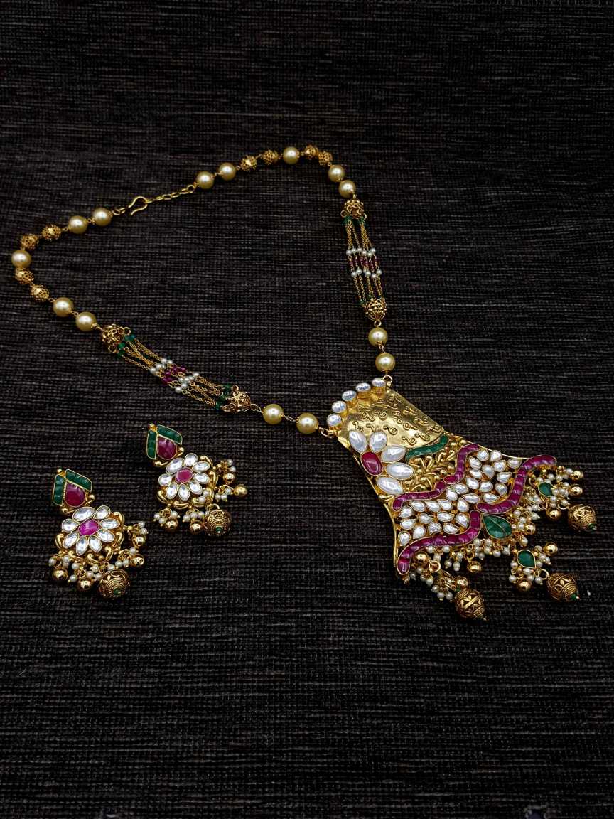 LONG NECKLACE SET WITH PENDANT in JADAU KUNDAN Style | Design - 20492